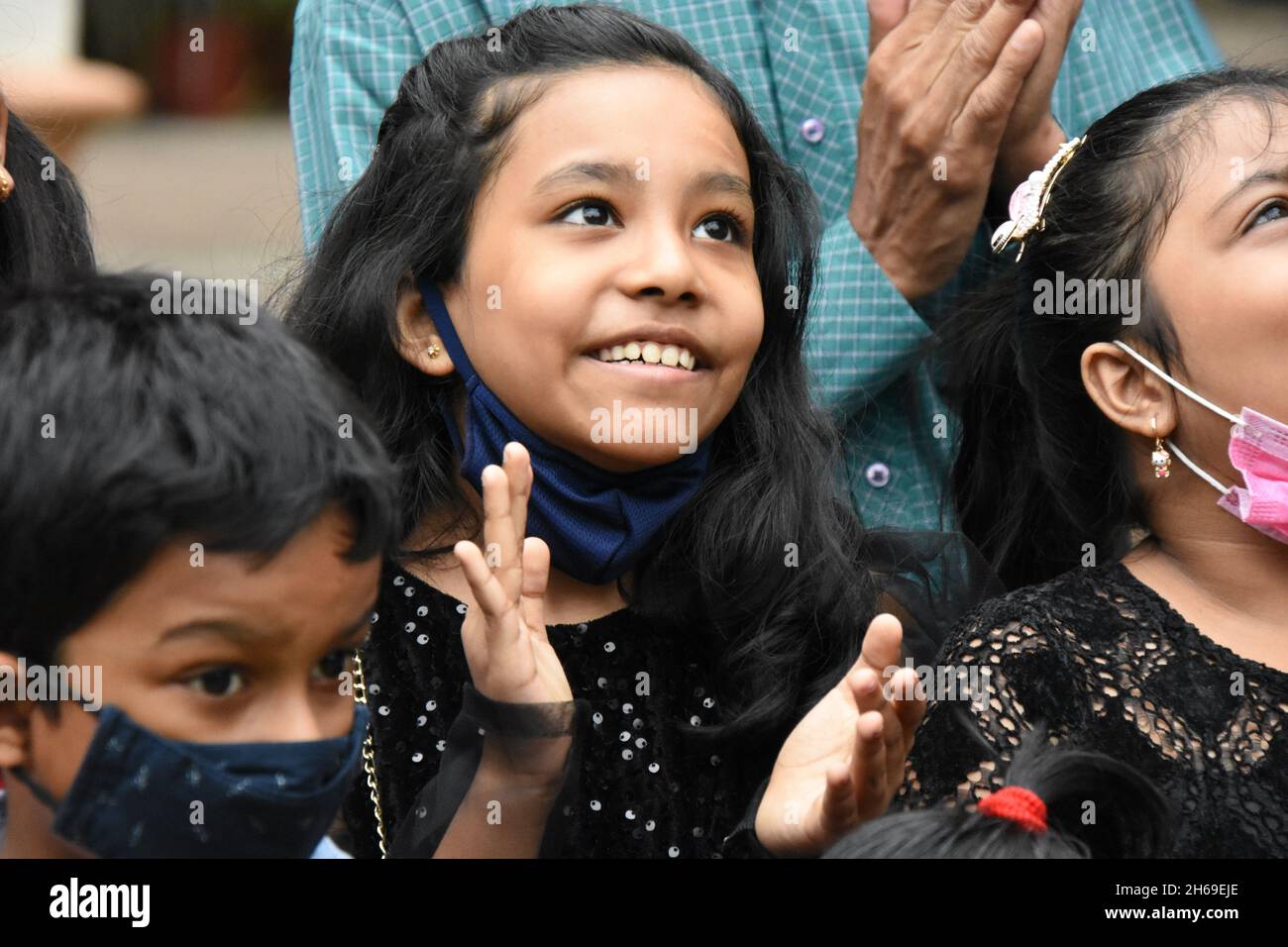 Kalkutta, Westbengalen, Indien. November 2021. Ein Mädchen mit fröhlicher Stimmung zum Kindertag, der am 14. November in Indien zum Gedenken an den Geburtstag des ersten Premierministers der Nation, Jawaharlal Nehru, gefeiert wird. Es wird vom Birla Industrial & Technological Museum (BITM), Govt of India, in ihrem Gebäude inmitten der Covid-19-Pandemie organisiert. (Bild: © Biswarup Ganguly/Pacific Press via ZUMA Press Wire) Stockfoto