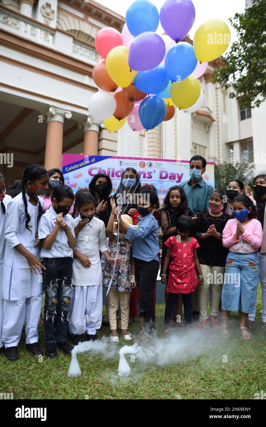 Kalkutta, Westbengalen, Indien. November 2021. Veröffentlichung von Ballons mit Covid 19-Sprüchen von Kindern in Anwesenheit von Venkatraman Subramanian Ramachandran, Direktor von BITM, während der Feier des Kindertages am 14. November in Indien zum Gedenken an den Geburtstag des ersten Premierministers der Nation, Jawaharlal Nehru. Es wird vom Birla Industrial & Technological Museum (BITM), Govt of India, in ihrem Gebäude inmitten der Covid-19-Pandemie organisiert. (Bild: © Biswarup Ganguly/Pacific Press via ZUMA Press Wire) Stockfoto