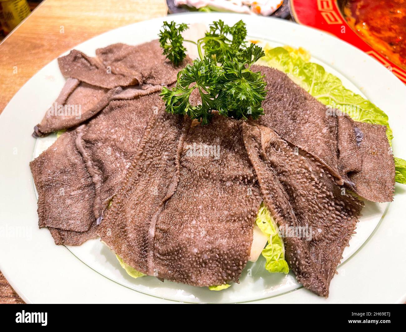 Typisches Sichuan-Hotpot-Gericht, köstlicher Maodu (Rinderkuttelmagen), der im Hotpot gekocht werden muss Stockfoto