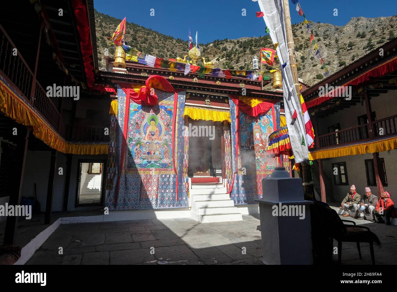 Marpha, Nepal - November 2021: Besucher des buddhistischen Klosters Marpha am 3. November 2021 in Marpha, Mustang District, Nepal. Stockfoto