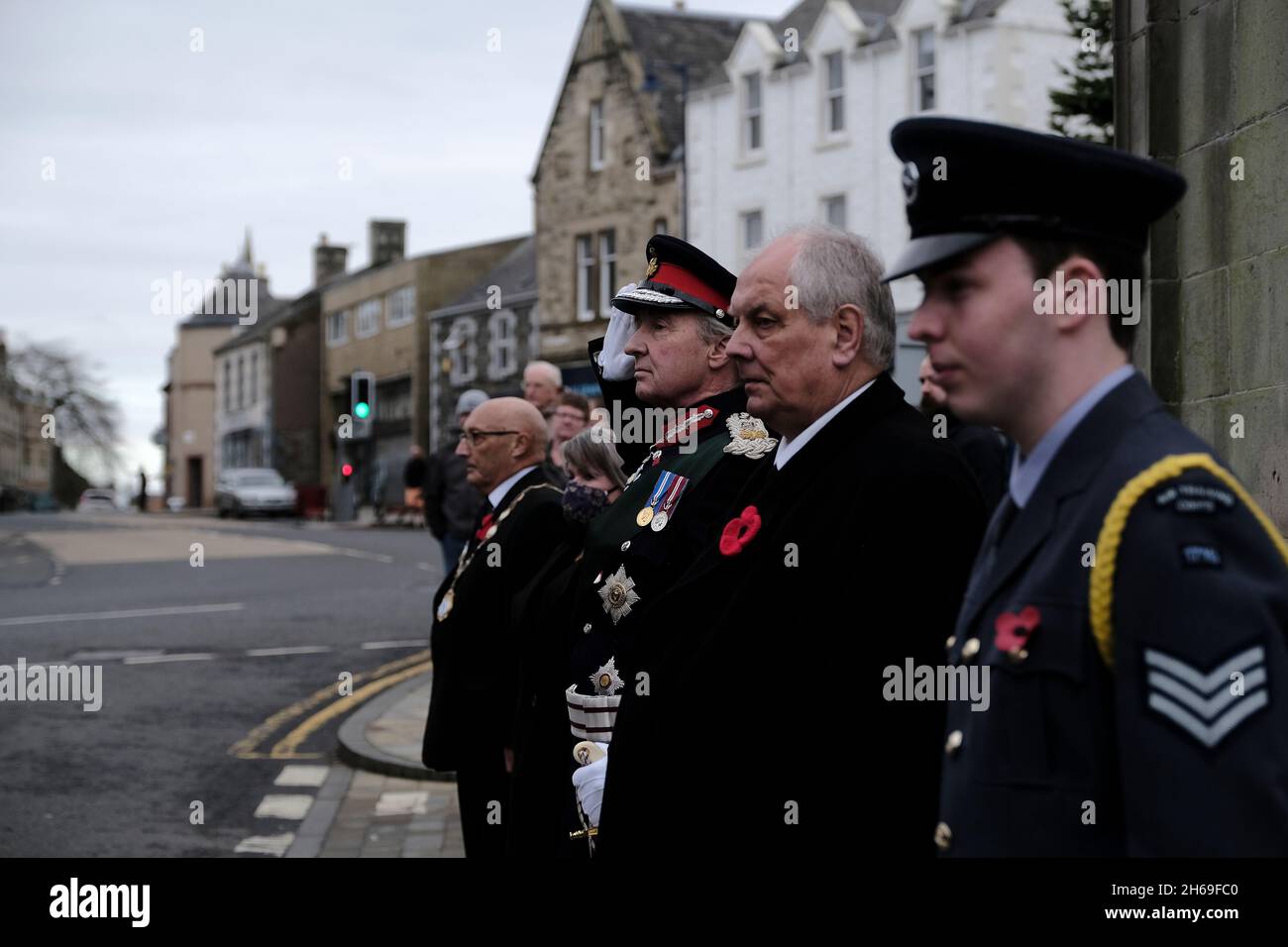 Selkirk, Großbritannien. November 2021. Selkirk, Großbritannien, Donnerstag, 11. November 2021 . Der Lord-Lieutenant für die Gebiete Roxburgh, Ettrick und Lauderdale, Richard Walter John Montagu Douglas Scott, 10. Duke of Buccleuch und 12. Duke of Queensberry, KT, KBE, CVO, DL, FSA, FRSE und FRSGS nehmen den Gruß im Namen Ihrer Majestät der Königin entgegen, nachdem die Parade das Kriegsdenkmal im königlichen Burgh von Selkirk verlassen hat. ( Kredit: Rob Gray/Alamy Live News Stockfoto