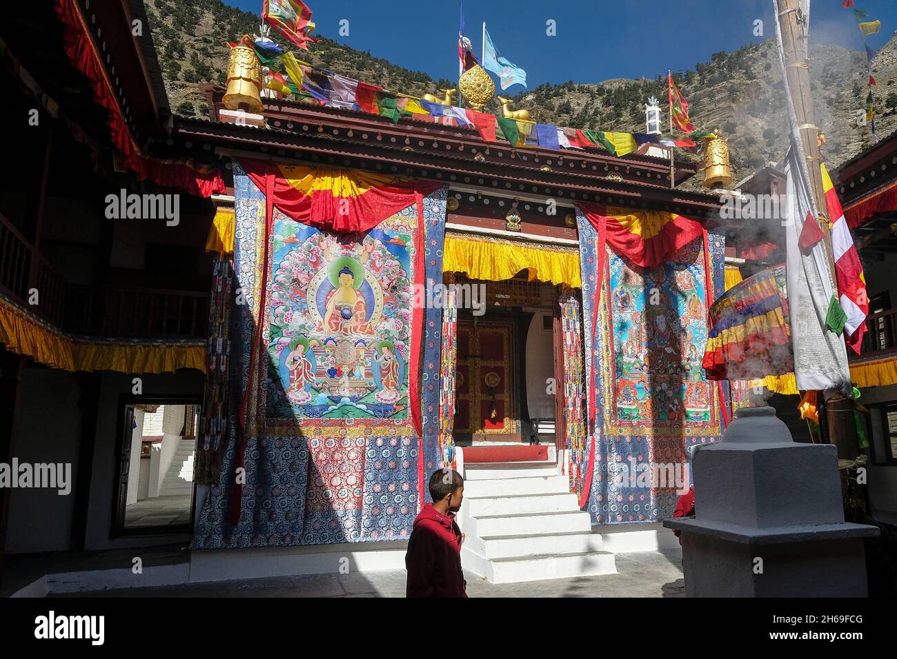 Marpha, Nepal - November 2021: Buddhistischer Mönch besucht am 3. November 2021 das buddhistische Kloster Marpha in Marpha, Bezirk Mustang, Nepal. Stockfoto