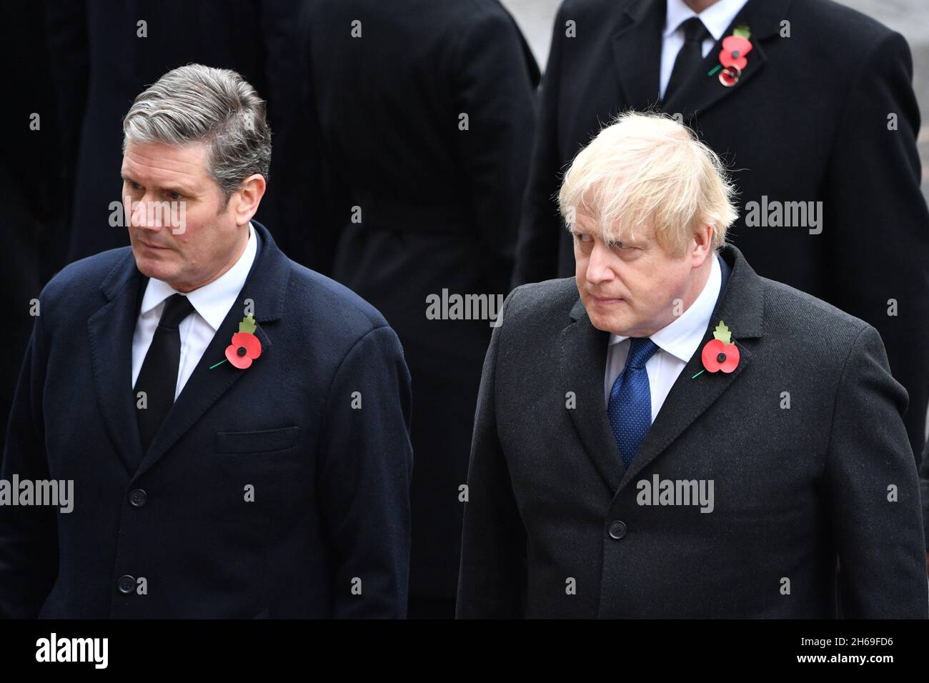 Der Gewerkschaftsführer Sir Keir Starmer (links) und Premierminister Boris Johnson während des Gedenksonntagsgottesdienstes im Cenotaph in Whitehall, London. Bilddatum: Sonntag, 14. November 2021. Stockfoto