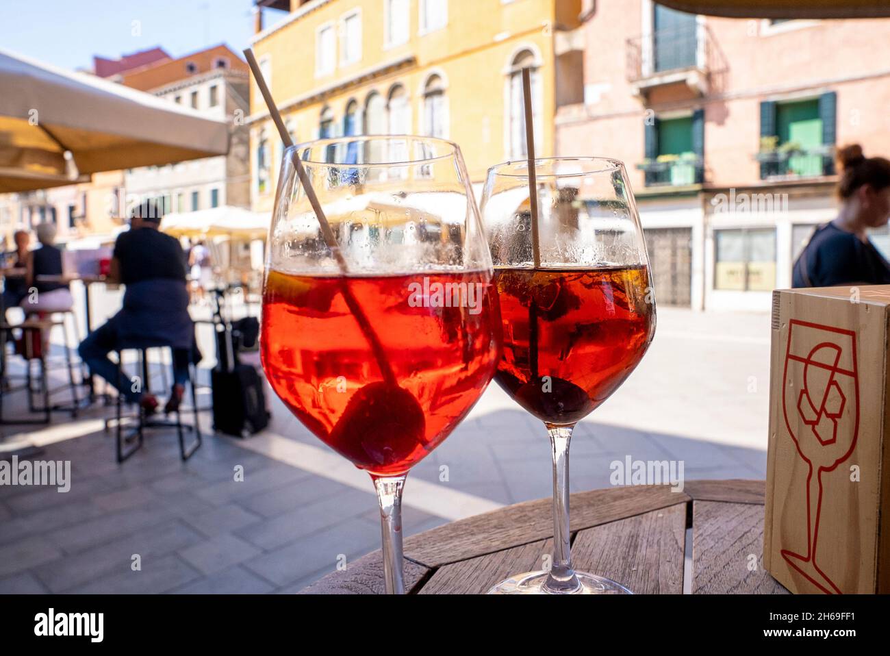 Alkoholische Cocktailgetränke im Glas am Restauranttisch im Freien Stockfoto