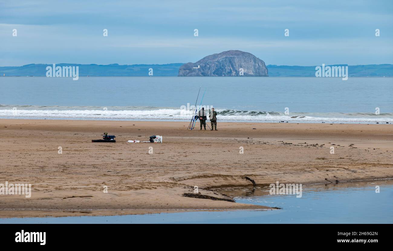 Belhaven Bay, East Lothian, Schottland, Vereinigtes Königreich. November 2021. UK Wetter: Ruhiger Tag. Seeangler am Strand bei Ebbe Stockfoto