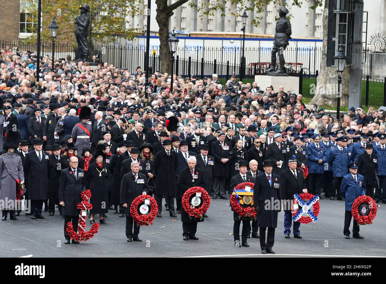 Veteranen marschieren während des Gedenksonntagsgottesdienstes im Cenotaph in Whitehall, London, entlang von Whitehall. Bilddatum: Sonntag, 14. November 2021. Stockfoto