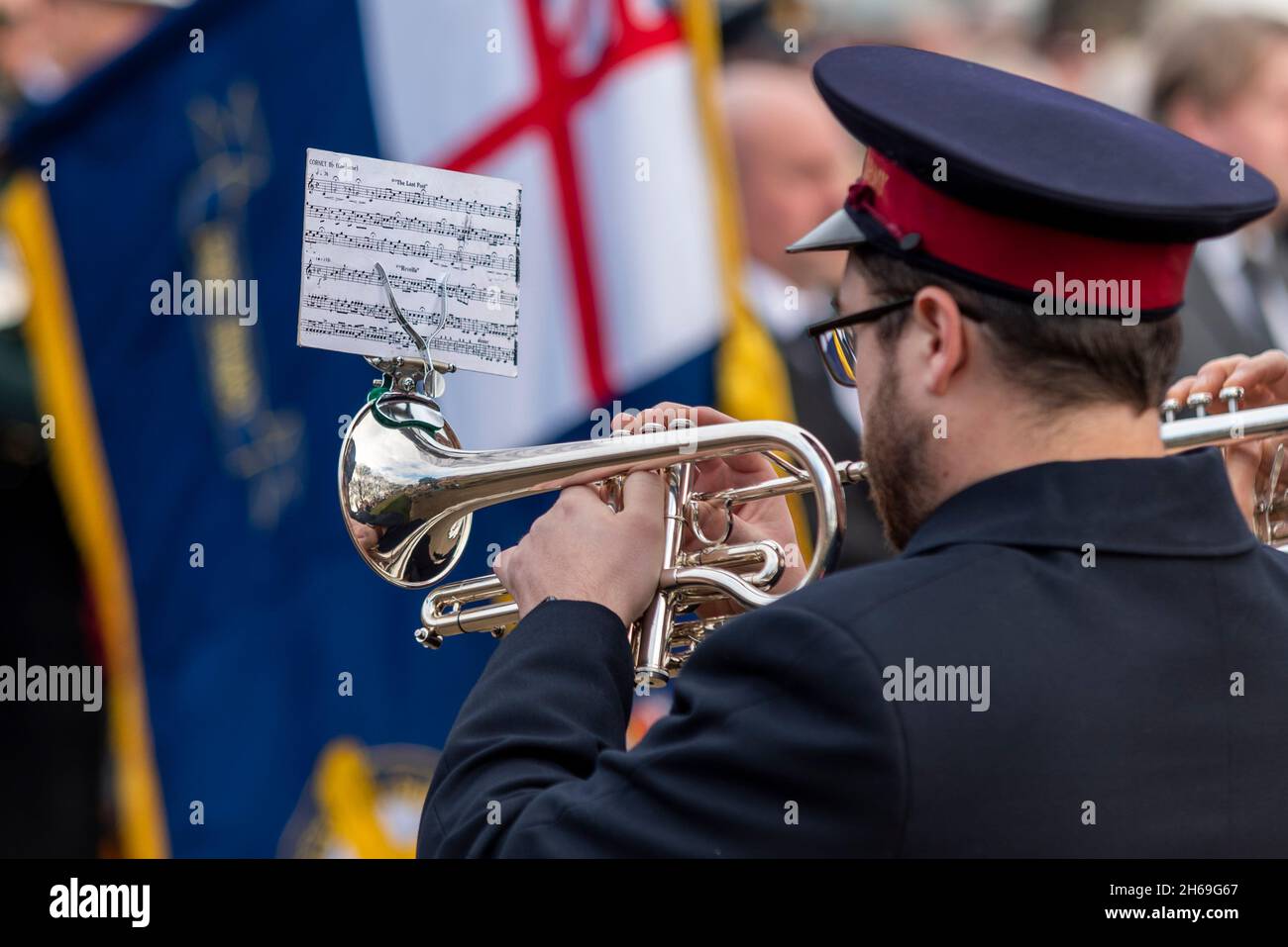 Southend on Sea, Essex, Großbritannien. November 2021. Ein Gedenkgottesdienst am Sonntag fand im Southend Cenotaph statt, bei dem eine Reihe von Kränzen zu Ehren des ermordeten Abgeordnetenhauses David Amess platziert wurden. Cornet Player, mit Noten für The Last Post und Reveille Stockfoto