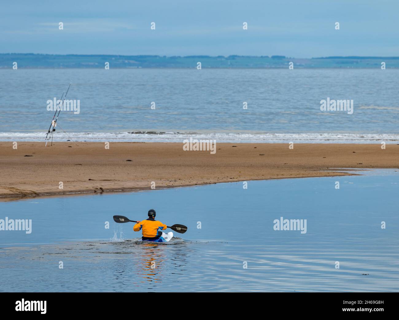 Belhaven Bay, East Lothian, Schottland, Großbritannien, 14. November 2021. UK Wetter: Ruhiger Tag für Wassersport. Ein Mann macht sich in einem Kajak auf den Weg in den Firth of Forth Stockfoto