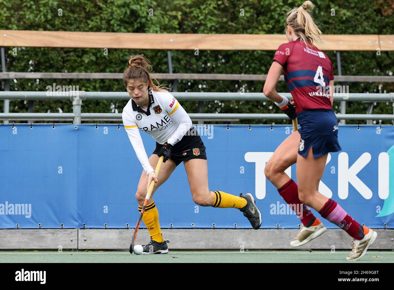 DEN HAAG, NIEDERLANDE - 14. NOVEMBER: Sabine van den Eijnden von Victoria Sabine van Silfhout von Klein Zwitserland während des Hoofdklasse-Spiels zwischen Klein Zwitserland D1 und Victoria D1 beim HC Klein Zwitserland am 14. November 2021 in Den Haag, Niederlande (Foto: Hans van der Valk/Orange Picturs) Stockfoto