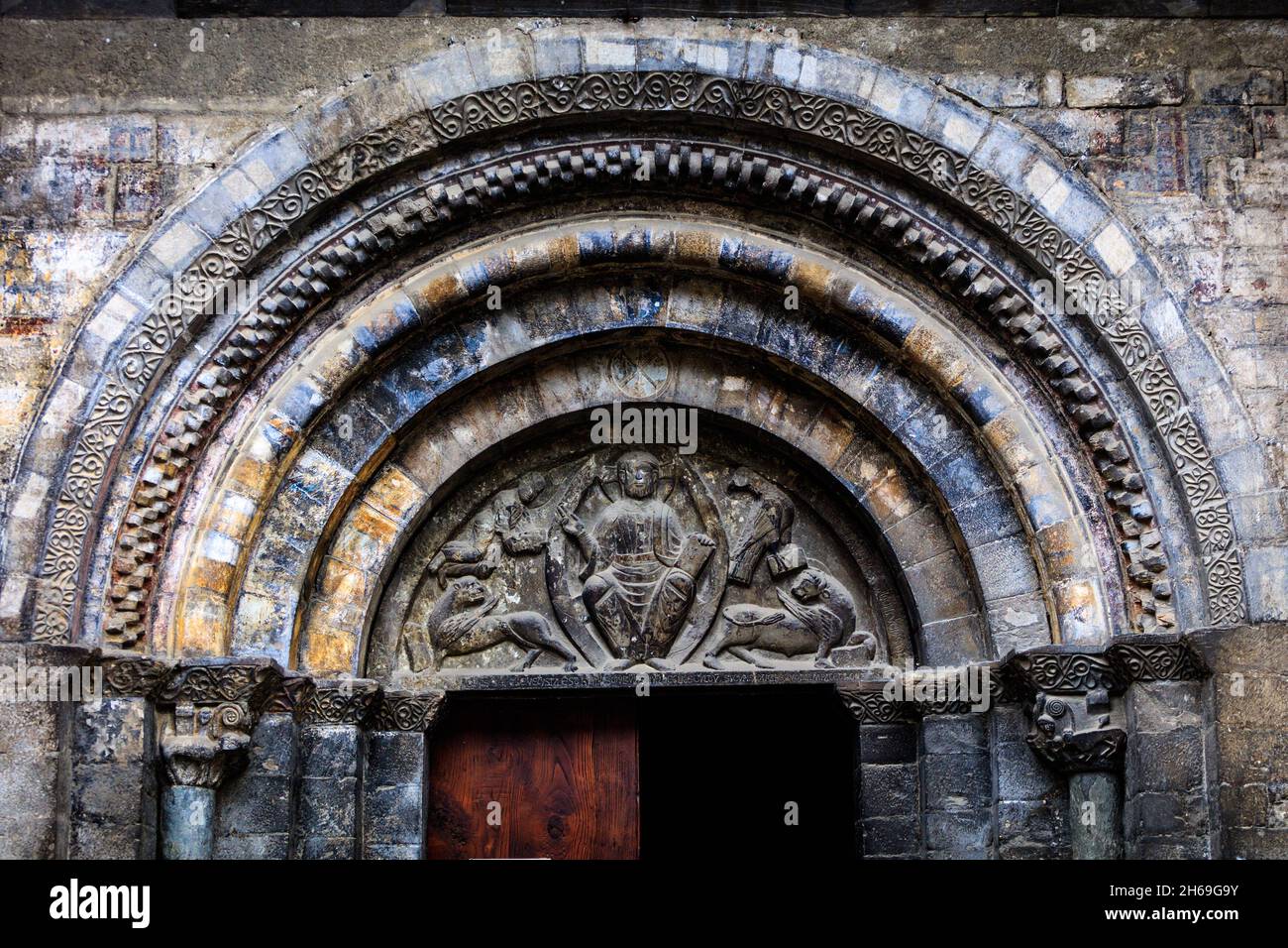 Die Templer, eine romanische Kirche im Dorf Luz Saint Sauver in den französischen Hautes Pyrenäen. Dekoration im Eingang der Kirche Saint Andre. Stockfoto