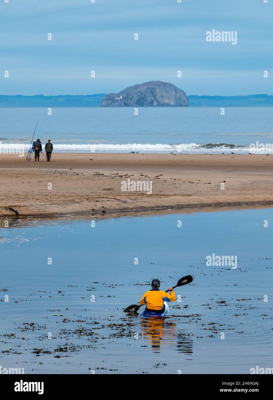 Belhaven Bay, East Lothian, Schottland, Großbritannien, 14. November 2021. UK Wetter: Ruhiger Tag für Wassersport. Ein Mann macht sich in einem Kajak auf den Weg in den Firth of Forth Stockfoto