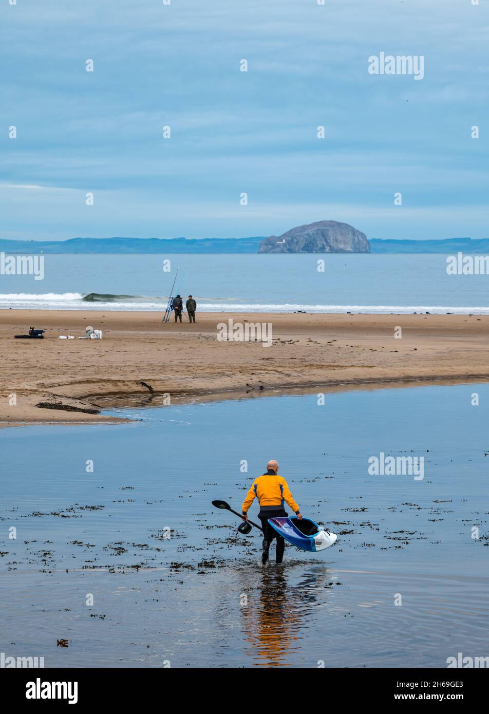 Belhaven Bay, East Lothian, Schottland, Großbritannien, 14. November 2021. UK Wetter: Ruhiger Tag für Wassersport. Ein Mann macht sich in einem Kajak auf den Weg in den Firth of Forth Stockfoto