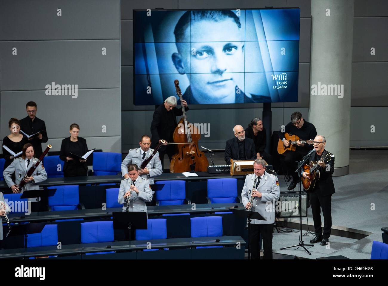 Berlin, Deutschland. November 2021. TV-Moderator Reinhold Beckmann (r) singt mit seiner Band bei der zentralen Gedenkfeier der Deutschen Kriegsgräberkommission im Deutschen Bundestag. Heute werden die Opfer von Krieg und Tyrannei am Tag der Trauer gedenkt. Quelle: Bernd von Jutrczenka/dpa/Alamy Live News Stockfoto