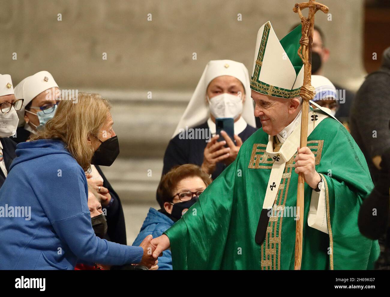 Am 5. Welttag der Armen am 14. November 2021 feiert Papst Franziskus in der Petersbasilika die Messe im Vatikan. Der Papst wies darauf hin, dass die Armen die Verletzten und Unterdrückten in der Geschichte sind, die von Trübsal, Gewalt, Leid und Ungerechtigkeit geprägt sind und auf eine Befreiung warten, die nie zu kommen scheint. Foto von Galaska/Vatican Pool/ABACAPRESS.COM Stockfoto