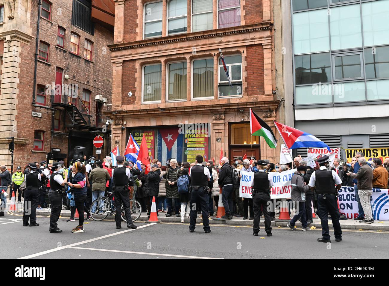 London, Großbritannien. 14. November 2021. Protest vor der kubanischen Botschaft in London. Demonstranten fordern von den USA, die Versuche zur Destabilisierung Kubas zu stoppen und ein Ende der US-Blockade zu fordern. Quelle: Andrea Domeniconi/Alamy Live News Stockfoto