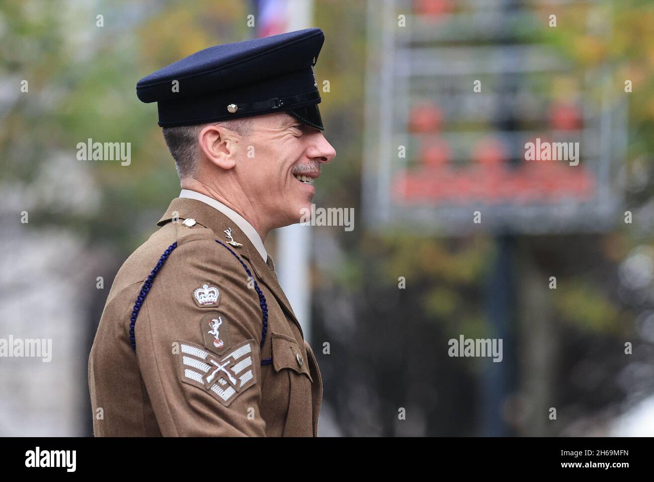 Ein Armeeoffizier während des Gedenksonntags Tribute am 14. November 2021 am war Memorial in Victoria Gardens Leeds, West Yorkshire, Großbritannien. Stockfoto