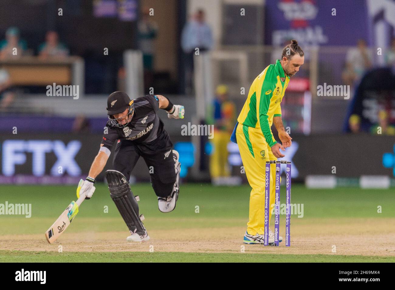 Dubai, VAE. November 2021. Martin Guktil aus Neuseeland macht sich am 14. November 2021 beim ICC Mens T20 World Cup Finale zwischen Australien und Neuseeland im Dubai International Cricket Stadium, Dubai, VAE, auf den Weg. Foto von Grant Winter. Nur zur redaktionellen Verwendung, Lizenz für kommerzielle Nutzung erforderlich. Keine Verwendung bei Wetten, Spielen oder Veröffentlichungen einzelner Clubs/Vereine/Spieler. Kredit: UK Sports Pics Ltd/Alamy Live Nachrichten Stockfoto