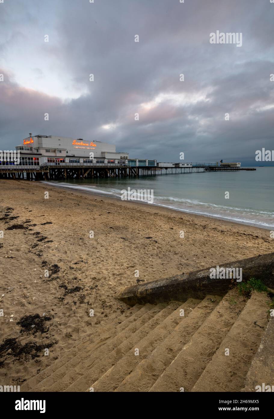 isle of wight sandown Pier, stimmungsvolle Küsteninsel wight, sandown Pier außerhalb der Saison Insel wight, Sandstrand bei Sonnenuntergang in sandown I O W, Großbritannien. Stockfoto