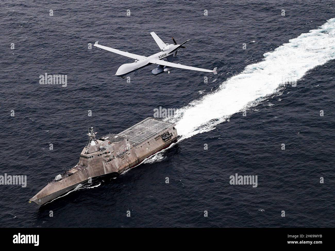 Point Mugu, Vereinigte Staaten von Amerika. 21. April 2021. Ein unbemanntes maritimes Überwachungssystem der US Navy MQ-9 Sea Guardian fliegt während der Pacific Fleet Unmanned Systems Integrated Battle Problem am 21. April 2021 von Point Mugu, Kalifornien, über das Littoral Combat Ship USS Coronado in der Independence-Variante. Quelle: MCC Shannon Renfroe/US Navy/Alamy Live News Stockfoto