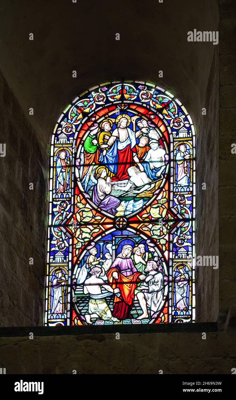 Buntglasfenster mit 2 Szenen in Rundeln im Baptisterien der Chichester Cathedral, Großbritannien. Mit Dank an den Dekan und das Kapitel der Chichester Kathedrale. Stockfoto