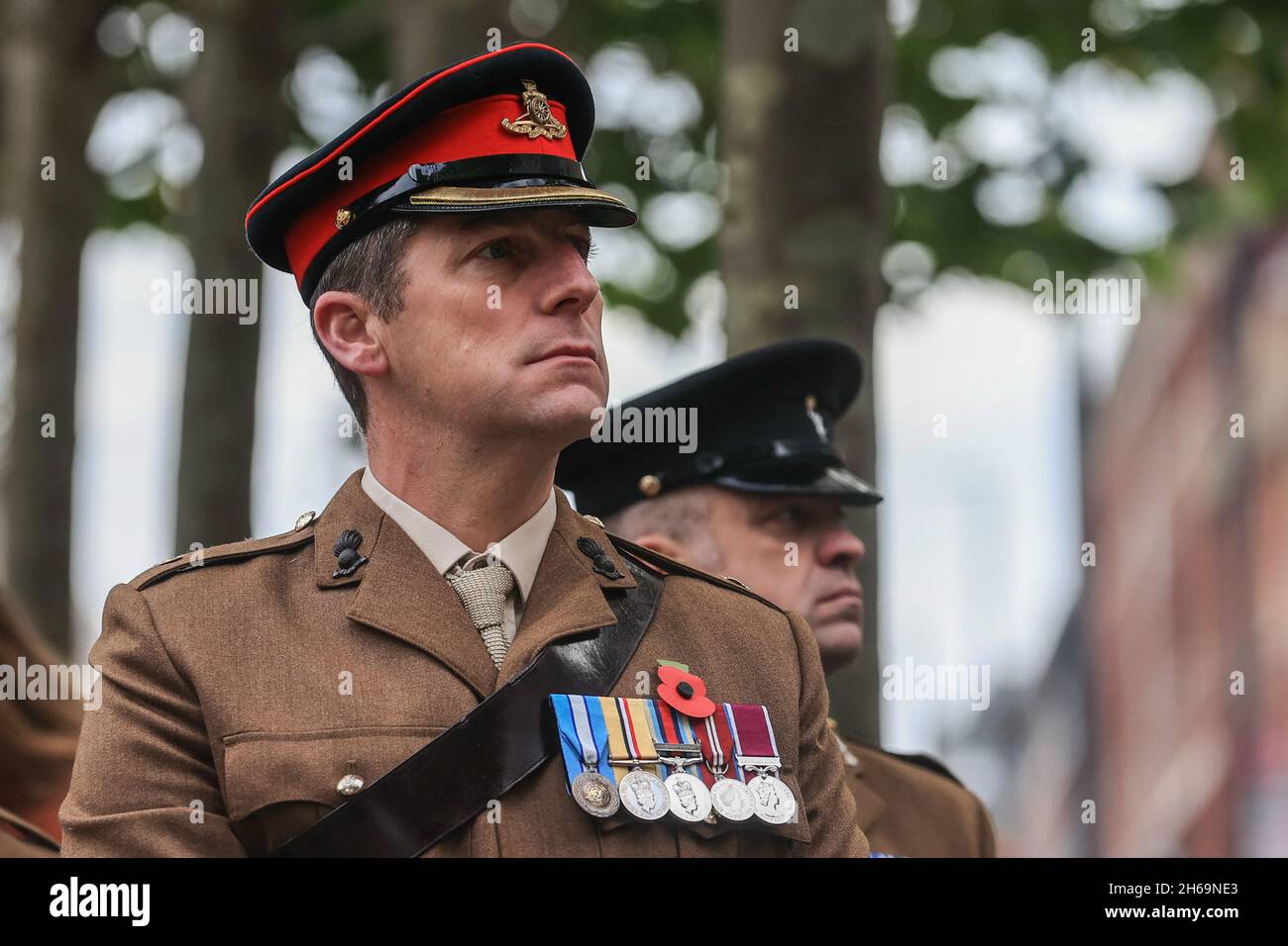 Ein Armeeoffizier während des Gedenksonntags Tribute am 14. November 2021 am war Memorial in Victoria Gardens Leeds, West Yorkshire, Großbritannien. Stockfoto