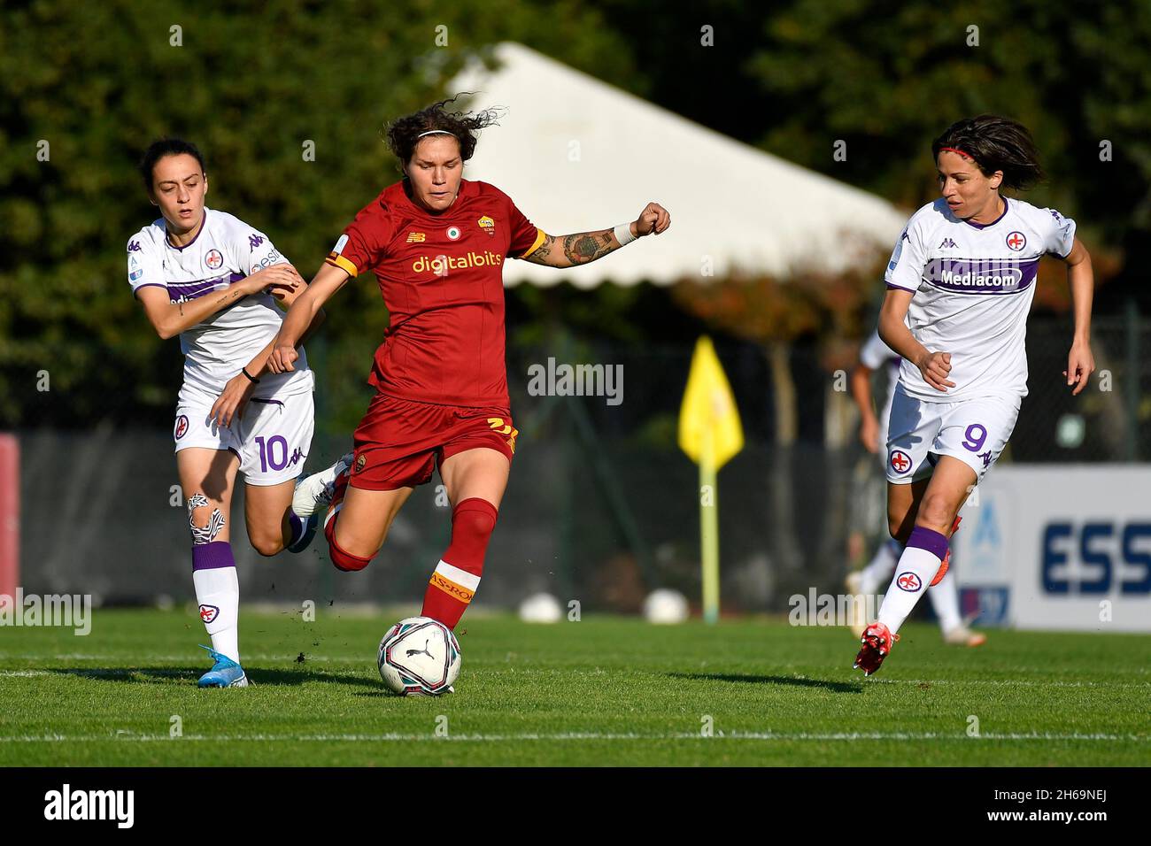 Rom, Italien. November 2021. Elena Linari von AS Roma Women während der Serie Ein Spiel zwischen A.S. Roma Women und ACF Fiorentina Femmile im stadio Tre Fontane am 14. November 2021 in Rom, Italien. (Bild: © Domenico Cippitelli/Pacific Press via ZUMA Press Wire) Stockfoto