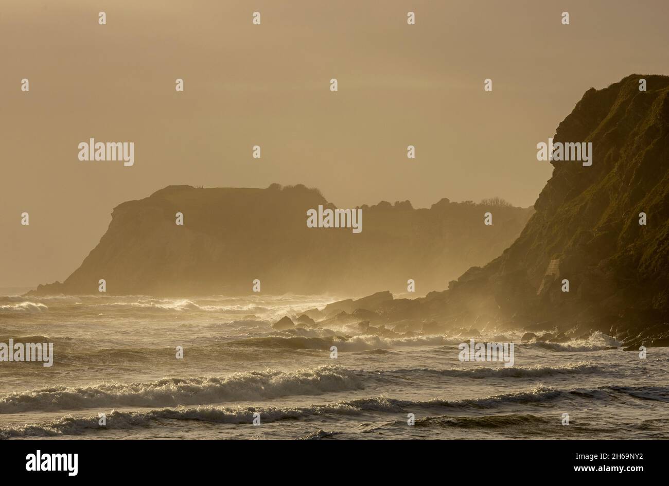 isle of wight küste von ventnor, Küstenklippen und Felsen auf der ventnor Insel wight, raues Meer, das auf Felsen auf der Steephill Cove Insel wight uk stürzt. Stockfoto