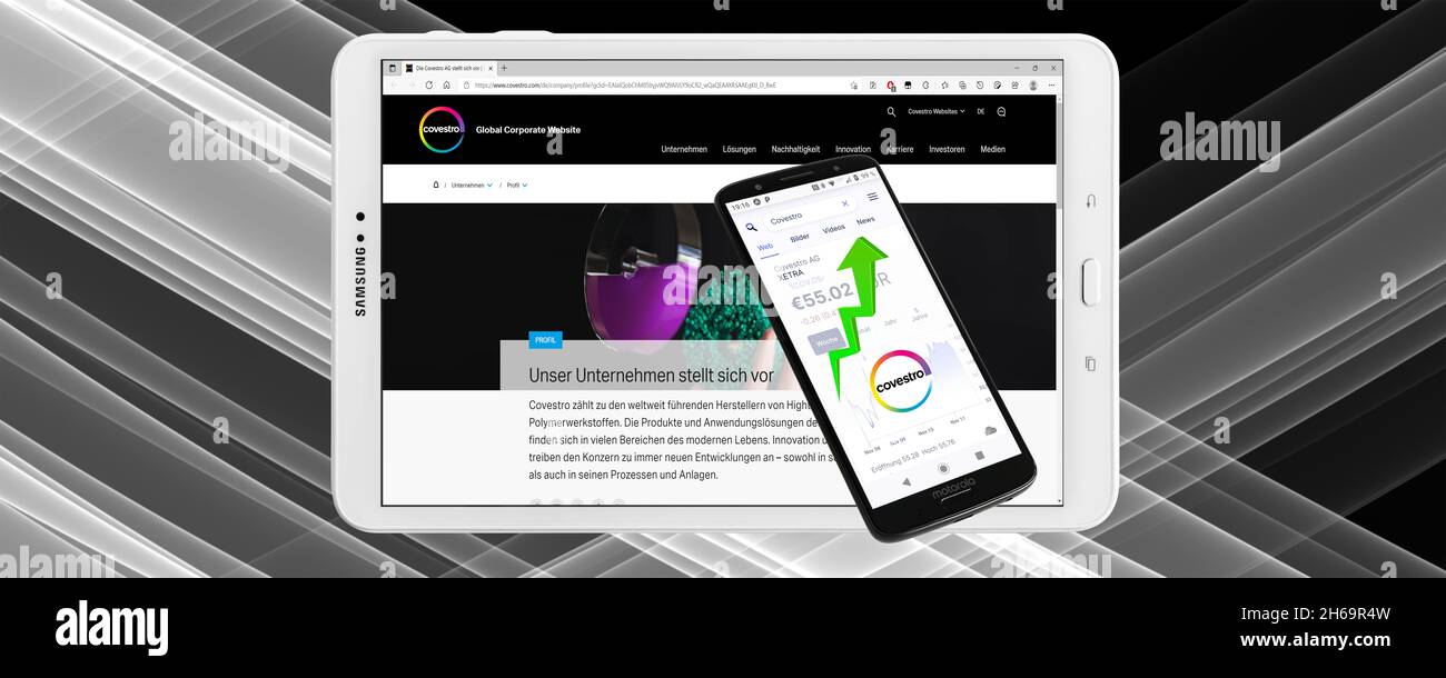 Hamburg, Deutschland - November 14 2021: Covestro AG Hightech Kunststoffe mit Logo Smartphone Tablet Aktienmarkt schwarz-weißer Hintergrund-Banner Stockfoto