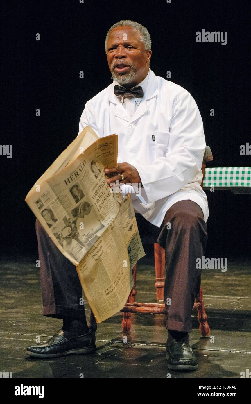 John Kani tritt in Size Banzi is Dead, National Arts Festival, Grahamstown, Südafrika, 29. Juni 2006 auf. Stockfoto