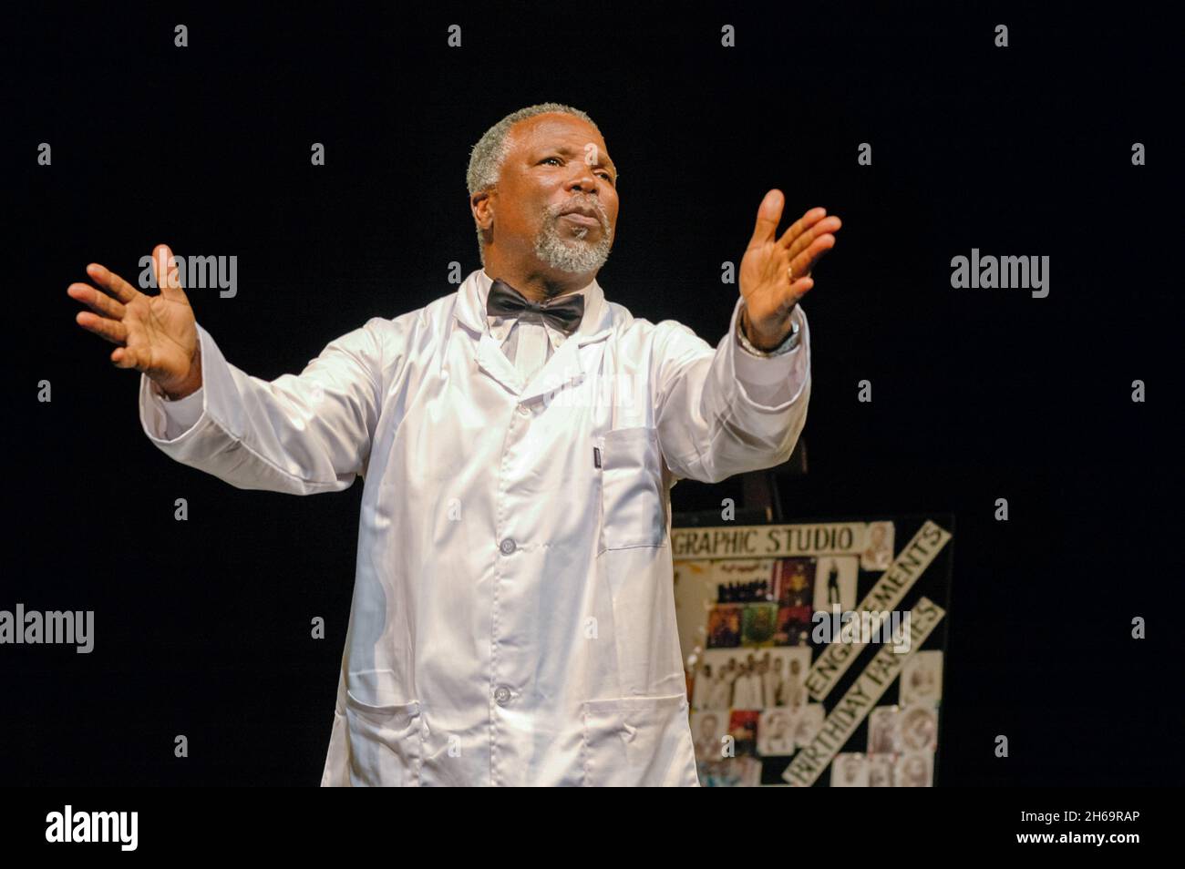 John Kani tritt in Size Banzi is Dead, National Arts Festival, Grahamstown, Südafrika, 29. Juni 2006 auf. Stockfoto