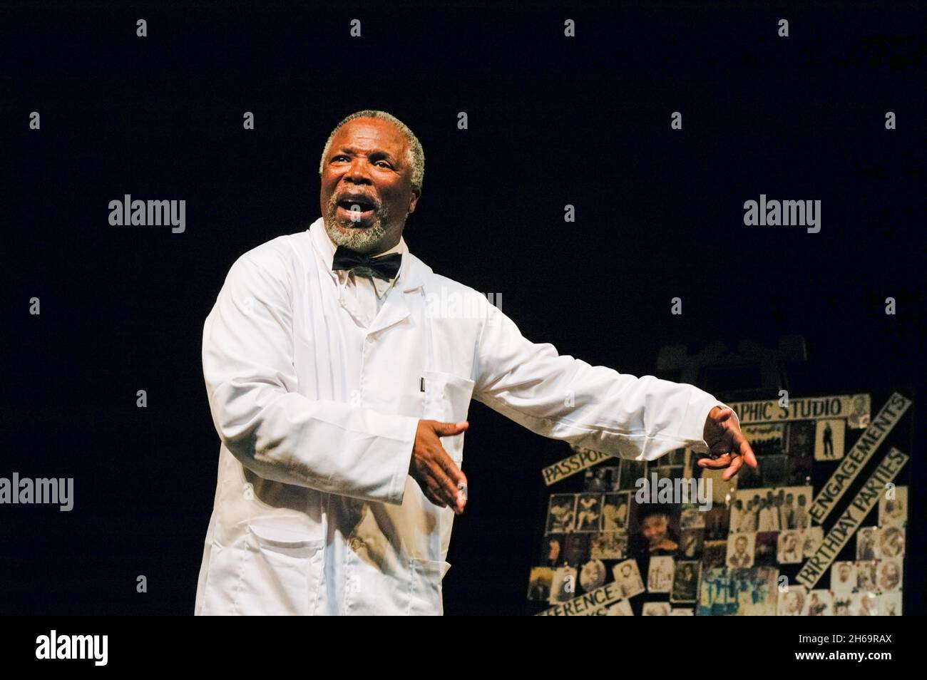 John Kani tritt in Size Banzi is Dead, National Arts Festival, Grahamstown, Südafrika, 29. Juni 2006 auf. Stockfoto
