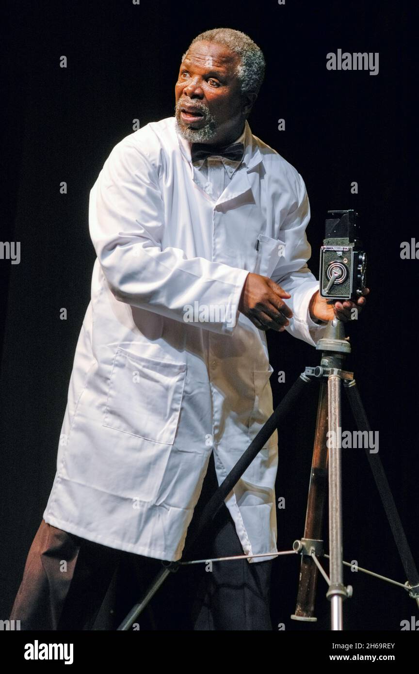 John Kani tritt in Size Banzi is Dead, National Arts Festival, Grahamstown, Südafrika, 29. Juni 2006 auf. Stockfoto