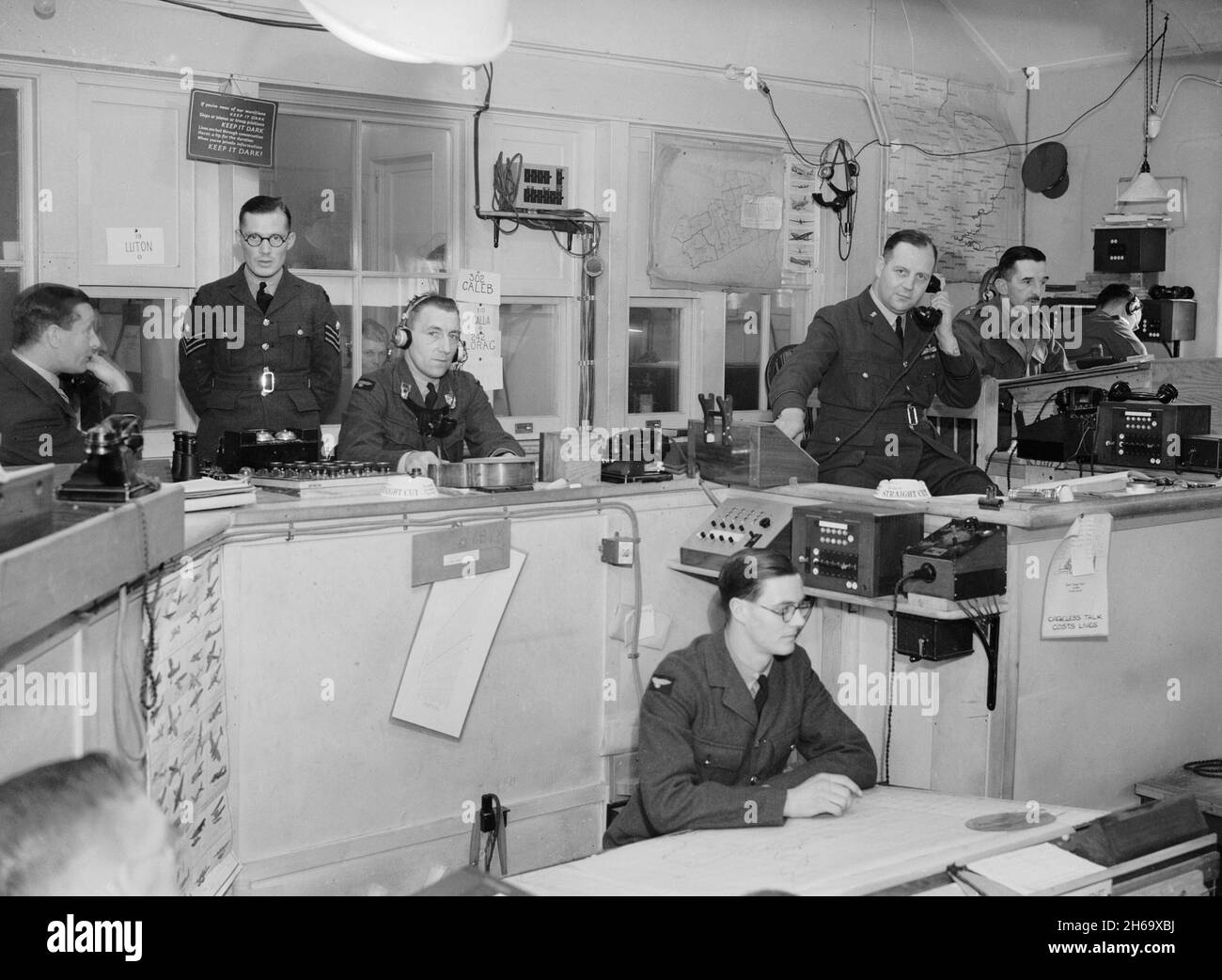 RAF DUXFORD, CAMBRIDGESHIRE, Großbritannien - 1940. September - der Sektor-G-Einsatzraum des RAF Fighter Command in Duxford, Cambridgeshire, 1940. September. Der Anruf Stockfoto