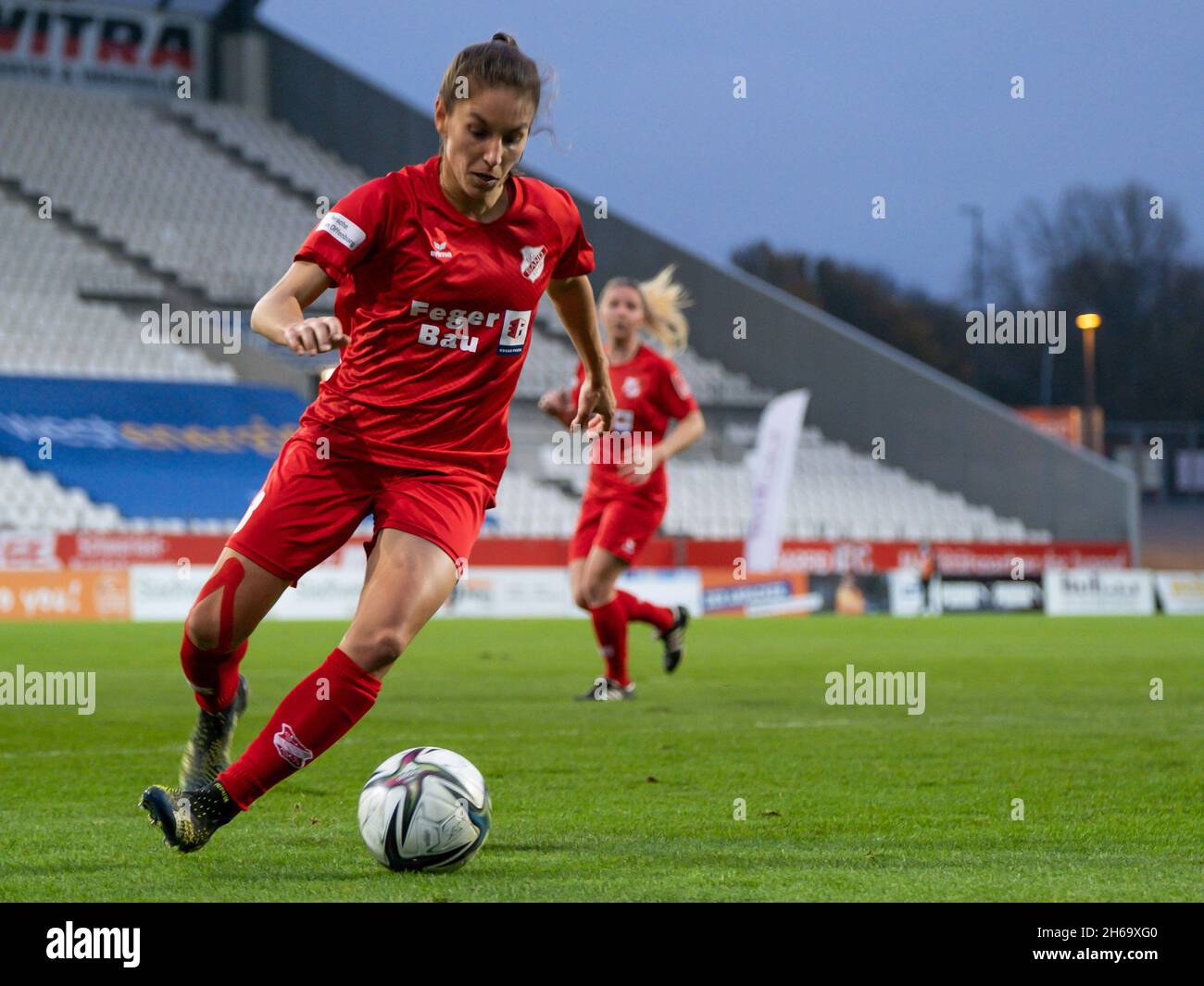 Essen, Deutschland. November 2021. Essen, 14. November 20 Dominique Bruinenberg (8 Sand) kontrolliert den Ball während des Bundesligaspiels der Frauen zwischen SGS Essen und SC Sand im Essener Stadion. Tatjana Herzberg/SPP Quelle: SPP Sport Press Foto. /Alamy Live News Stockfoto