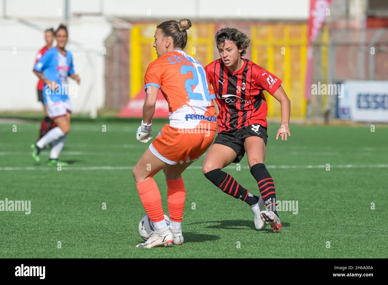 Pomigliano, Italien. November 2021. Sara Cetinja (21) Pomigliano Calcio Femminile - Valentina Giacinti (9) AC Milan Frauen kontrollieren den Ball während der italienischen Fußball-Seria Ein Frauen-2021/2022-Spiel zwischen Pomigliano Femminile und Milan Women am 14. November 2021 im Stadion Ugo Gobbato in Pomigliano Italien Credit: Independent Photo Agency/Alamy Live News Stockfoto