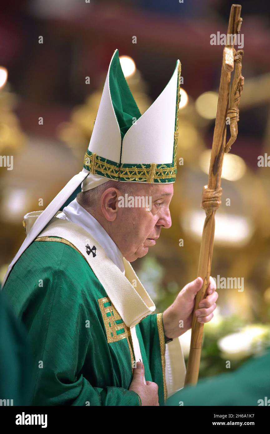 Papst Franziskus bei der Messe zum Welttag der Armen der römisch-katholischen Kirche am 14 2021. November in der Petersbasilika im Vatikan. Stockfoto