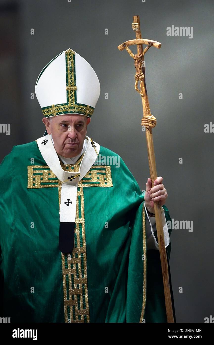 Papst Franziskus bei der Messe zum Welttag der Armen der römisch-katholischen Kirche am 14 2021. November in der Petersbasilika im Vatikan. Stockfoto