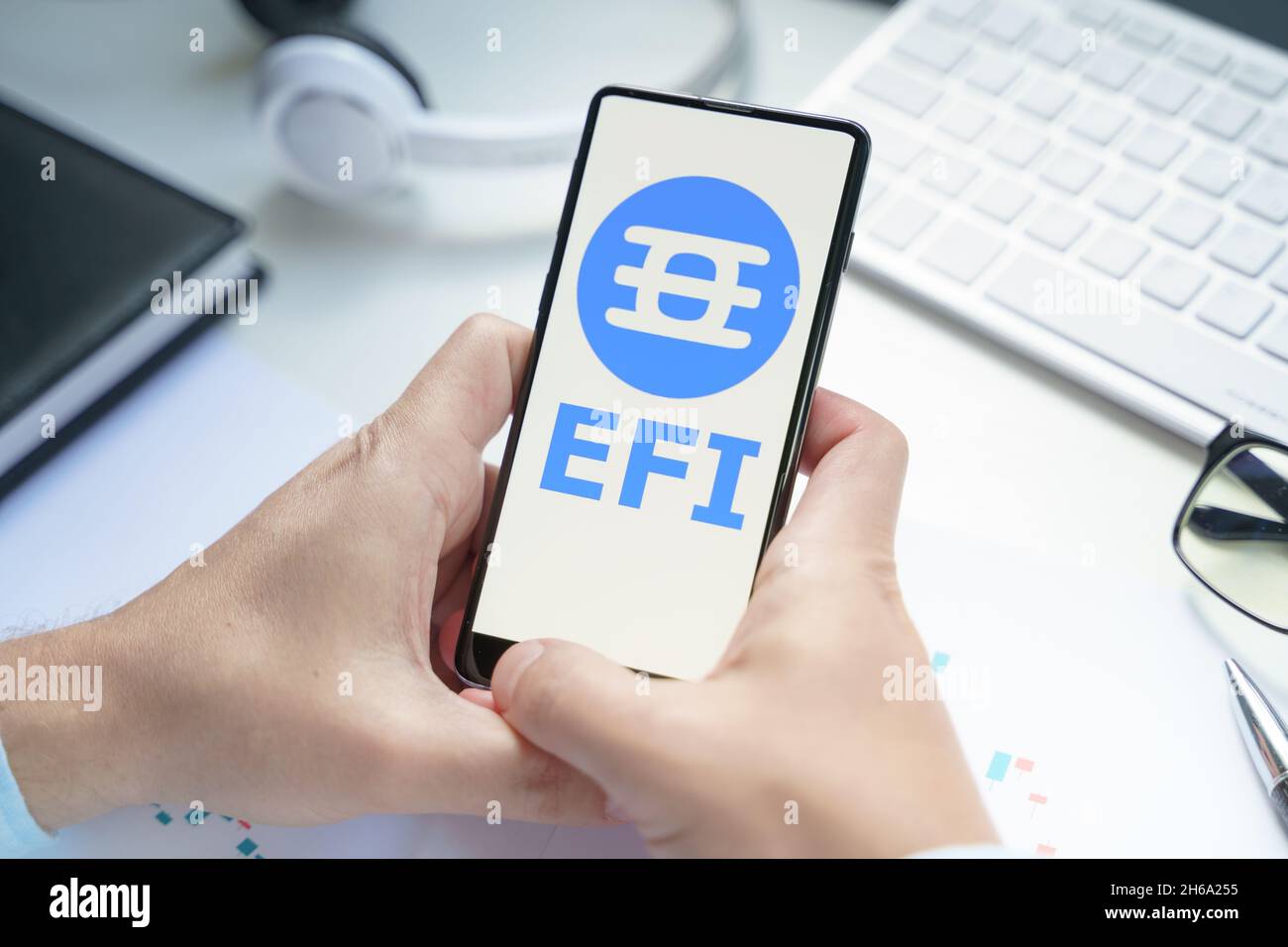 Russland, Moskau 08.06.2021. Mobiltelefon mit Efinity-Logo, EFI-Token. Blockchain der nächsten Generation für NFTs. Skalierbares, dezentrales, kettenübergreifendes Netz Stockfoto