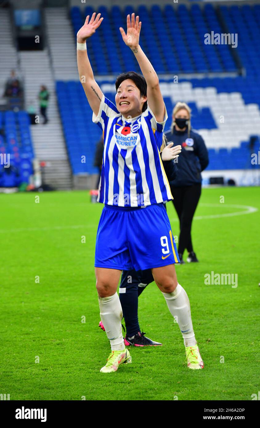 Brighton, Großbritannien. November 2021. Lee Geum-Min von Brighton und Hove Albion feiert ihren Mannschaften-Sieg nach dem FA Women's Super League-Spiel zwischen Brighton & Hove Albion Women und Leicester City Women am 14. November 2021 im Amex in Brighton, England. (Foto von Jeff Mood/phcimages.com) Quelle: PHC Images/Alamy Live News Stockfoto