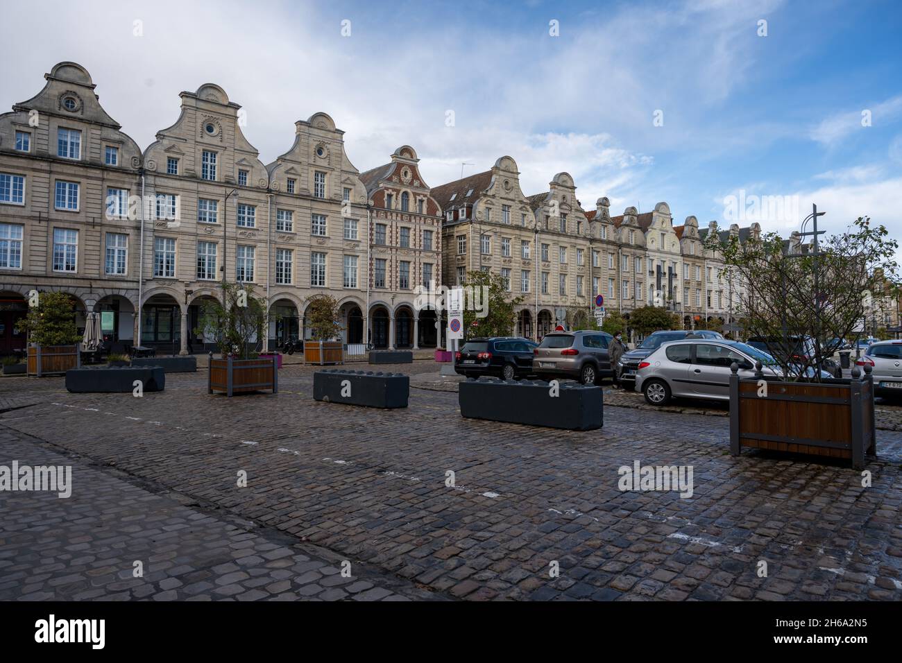 Arras, Frankreich - 4. November 2021: Marktplatz von Arras, Frankreich. UNESCO-Weltkulturerbe. Hausfassaden im flämischen Stil vor einem dunkelgrauen Himmel Stockfoto