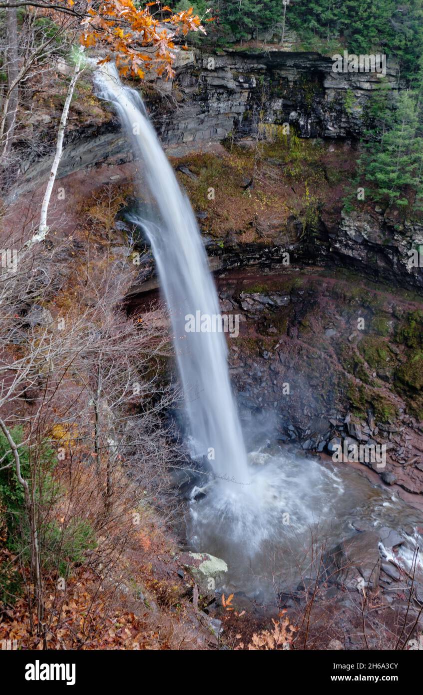Kaaterskill Falls von der oberen Aussichtsplattform. Dies ist ein beliebter Wasserfall am Spruce Creek in den östlichen Catskill Mountains von New York. Stockfoto