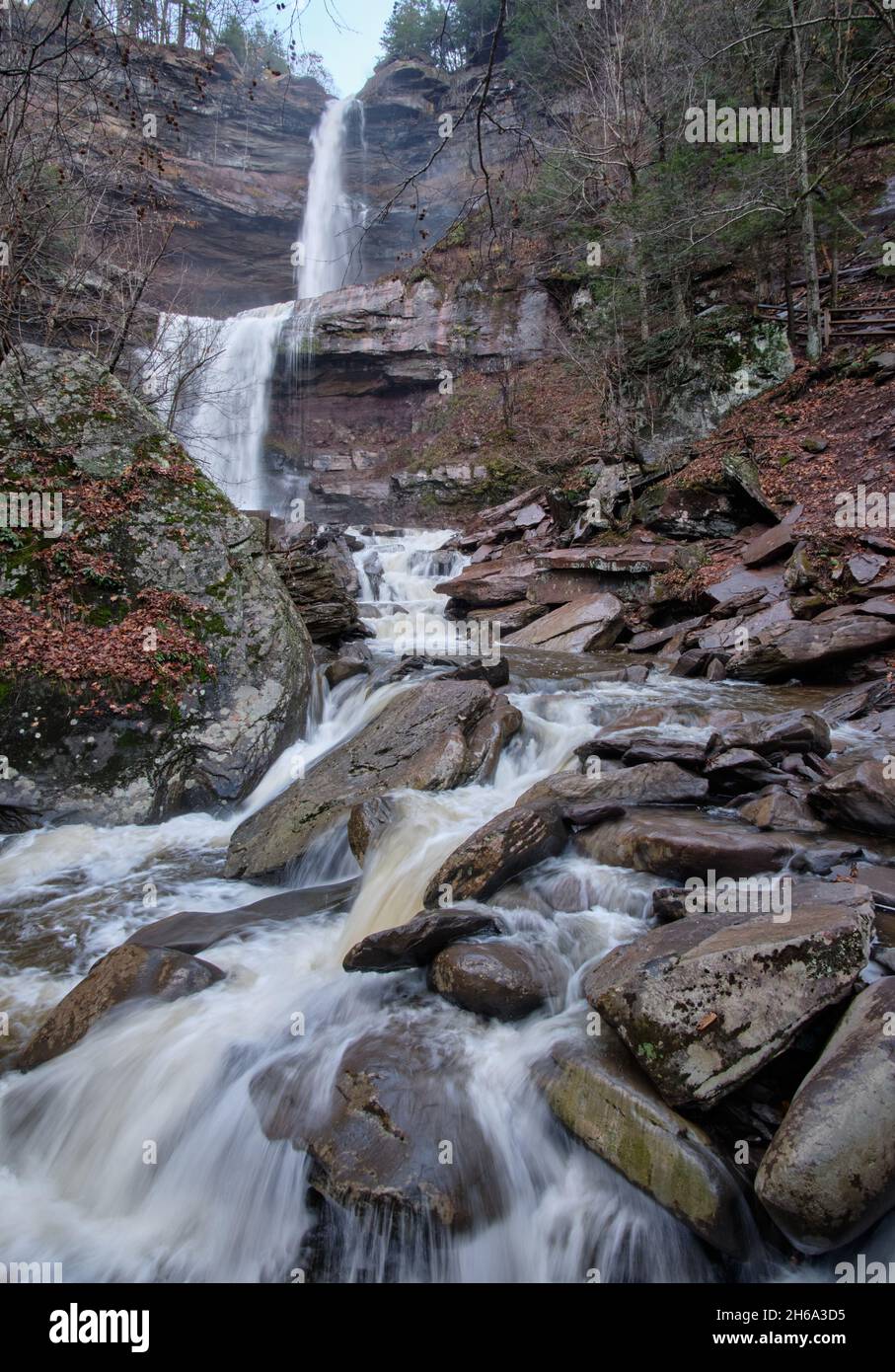 Kaaterskill Falls aus dem unteren Sichtbereich. Dies ist ein beliebter Wasserfall am Spruce Creek in den östlichen Catskill Mountains von New York. Stockfoto