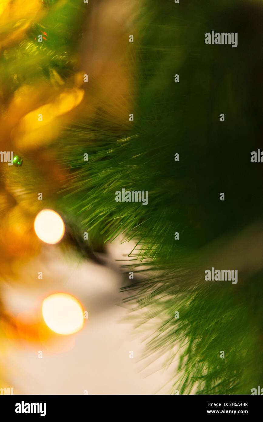 Detail mit selektivem Fokus auf farbigen Lichtern am weihnachtsbaum Stockfoto