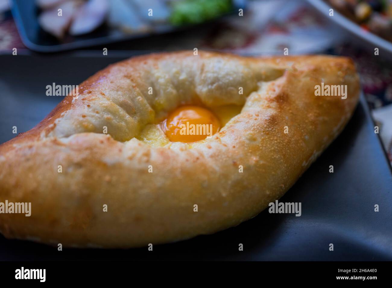 Adjarian khachapuri Gericht der georgischen Küche aus Teig mit Eigelb Stockfoto