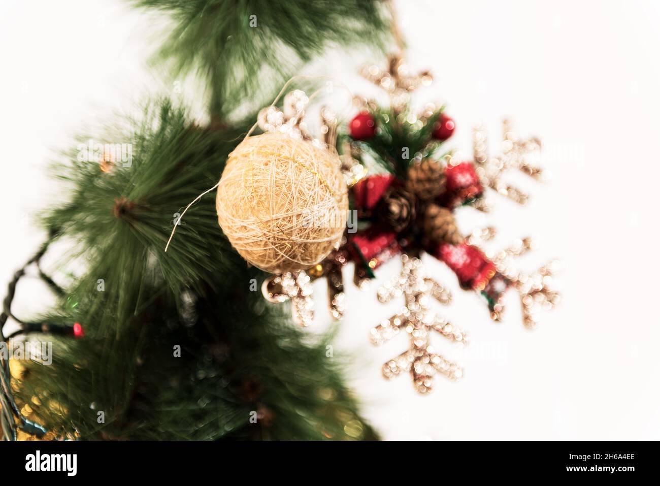 Detail mit selektivem Fokus der farbigen Kugel auf dem weihnachtsbaum Stockfoto