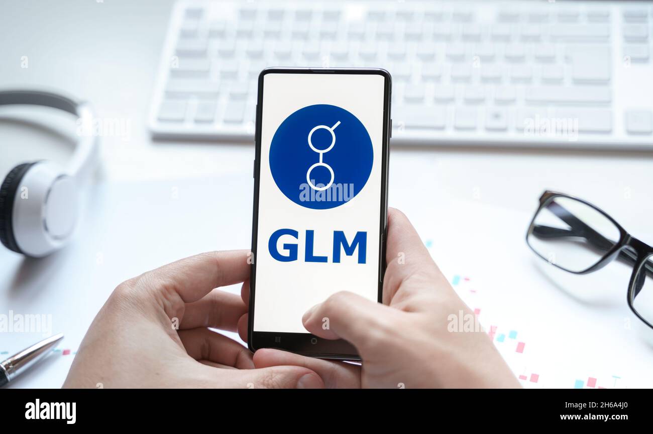 Russland Moskau 08.06.2021. Logo von Golem Network, GLM-Kryptowährungstoken, Kryptomünze im Mobiltelefon. Dezentraler Marktplatz für Rechenleistung. Stockfoto