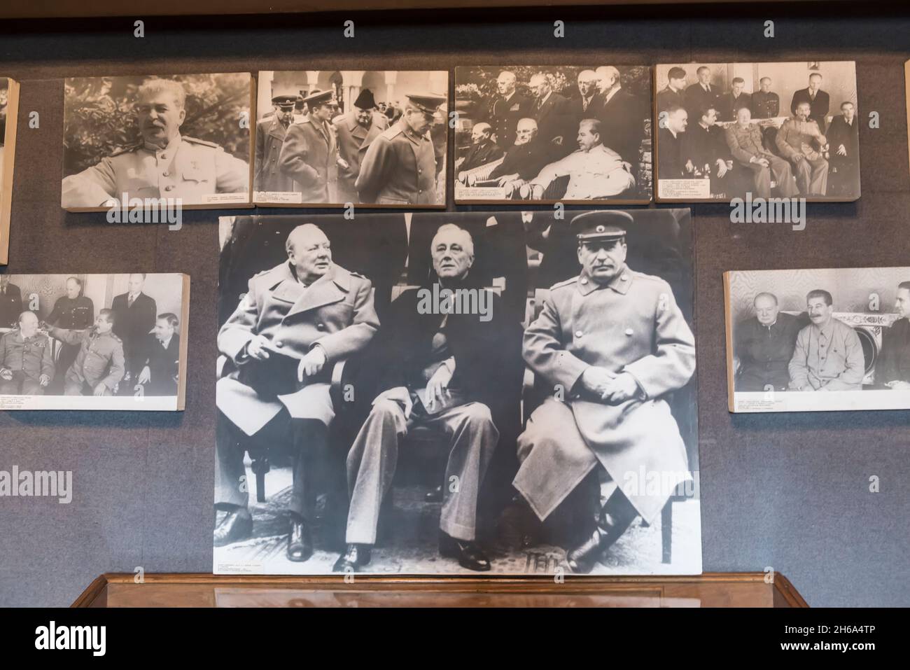 Historische Fotografien von Stalin mit Churchill und Roosevelt zu verschiedenen Anlässen am Ende des 2. Weltkrieges im Joseph Stalin Museum in Gori, Georgia Stockfoto
