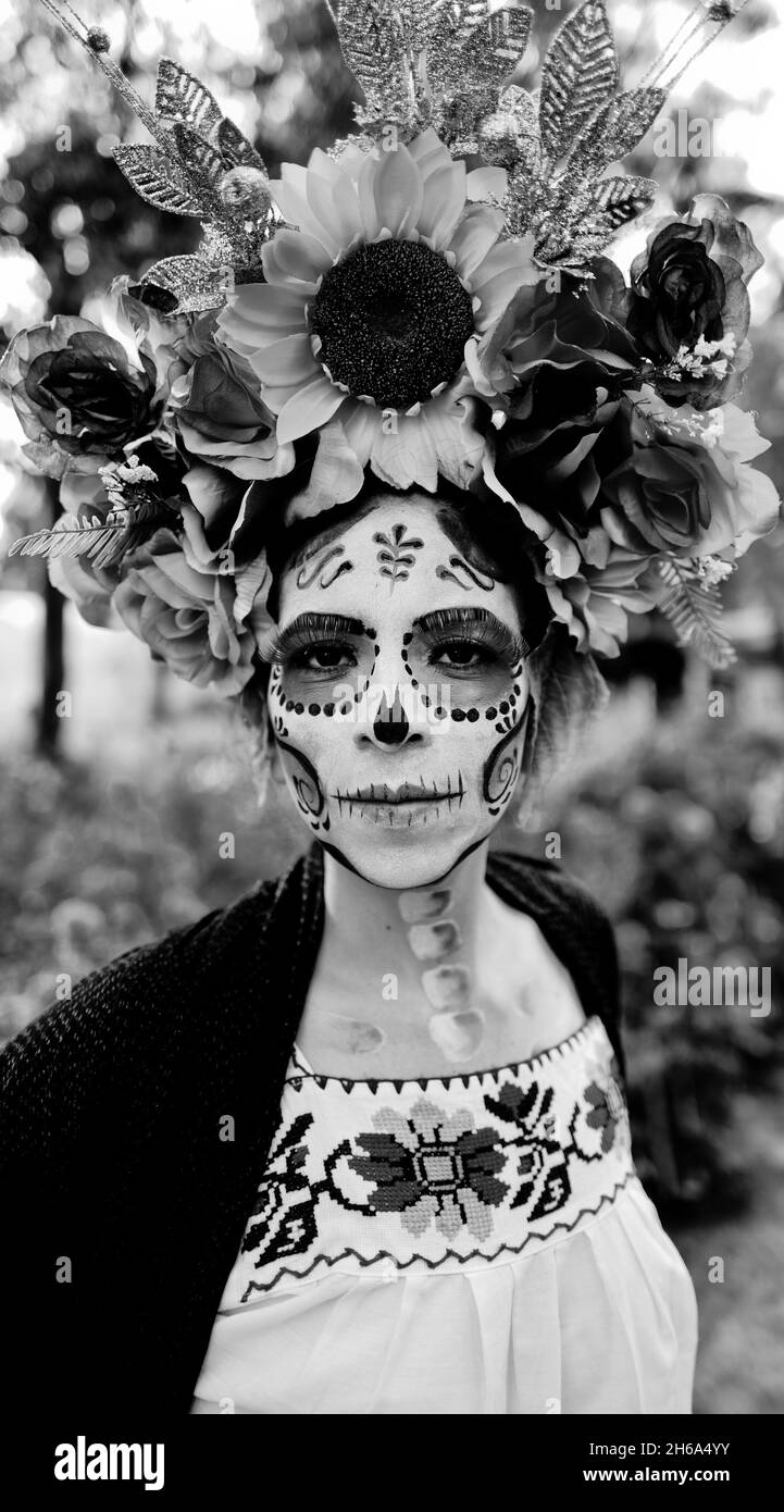CDMX, MEXIKO - 17. Okt 2021: Ein vertikales Porträt eines Weibchens in La Calavera Catrina bilden sich am Tag der Toten, Mexiko Stockfoto