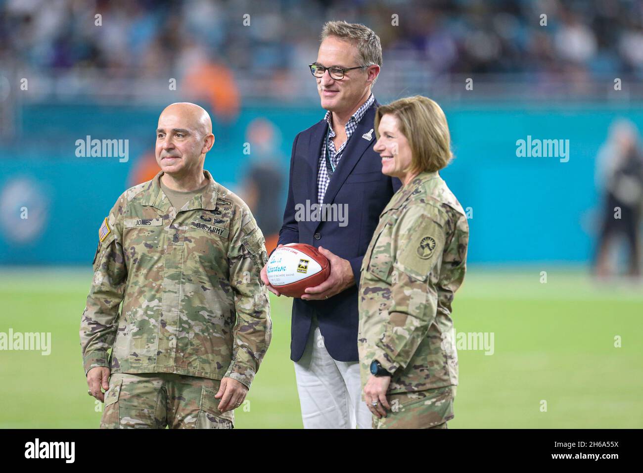 Donnerstag, 11. November 2021; Miami Gardens, FL USA; Miami Dolphins Vice Chairman, President und CEO ehrt neue SOUTHCOM-Führung, General Laura J. Stockfoto