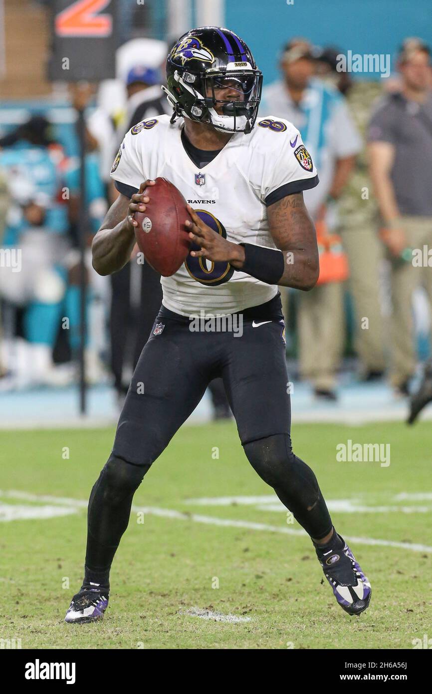 Donnerstag, 11. November 2021; Miami Gardens, FL USA; Baltimore Ravens Quarterback Lamar Jackson (8) fällt während eines NFL-Spiels gegen den zurück Stockfoto